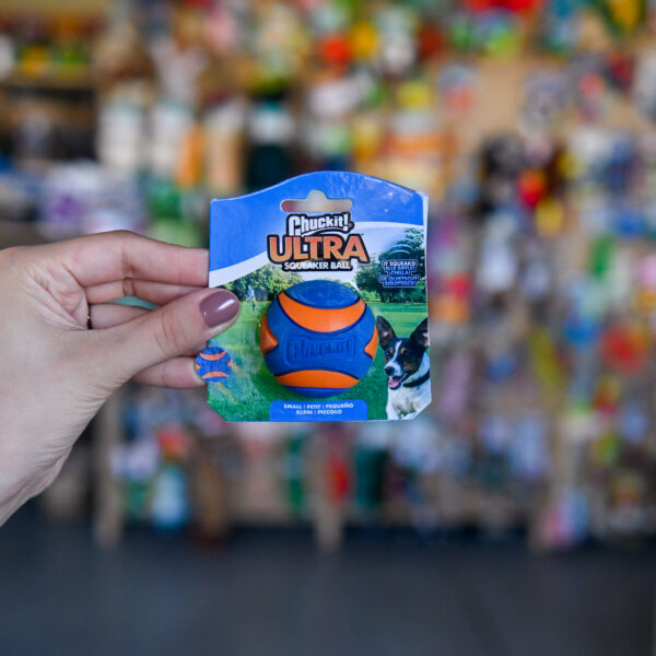 SQUEAKER BALL CHUCKIT - piłka z piszczałką dla psa S