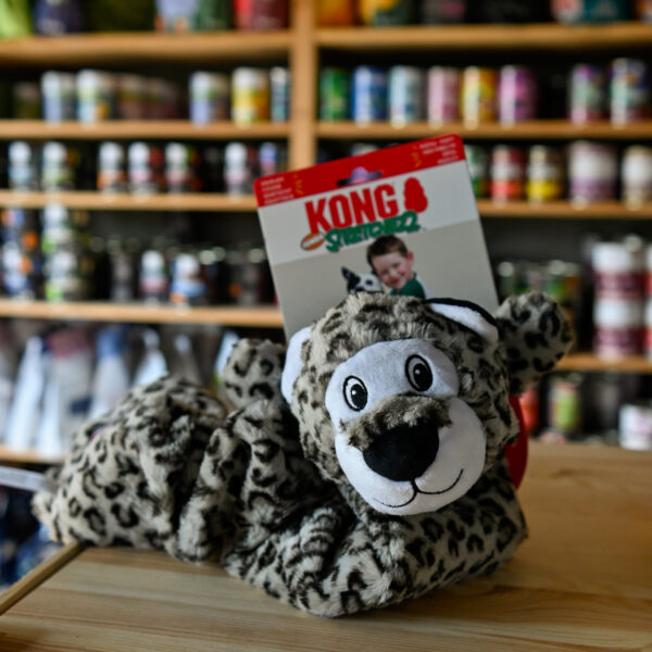 KONG® STRETCHEZZ JUMBO leopard zabawka dla psa 75 cm! - piszczy i szeleści