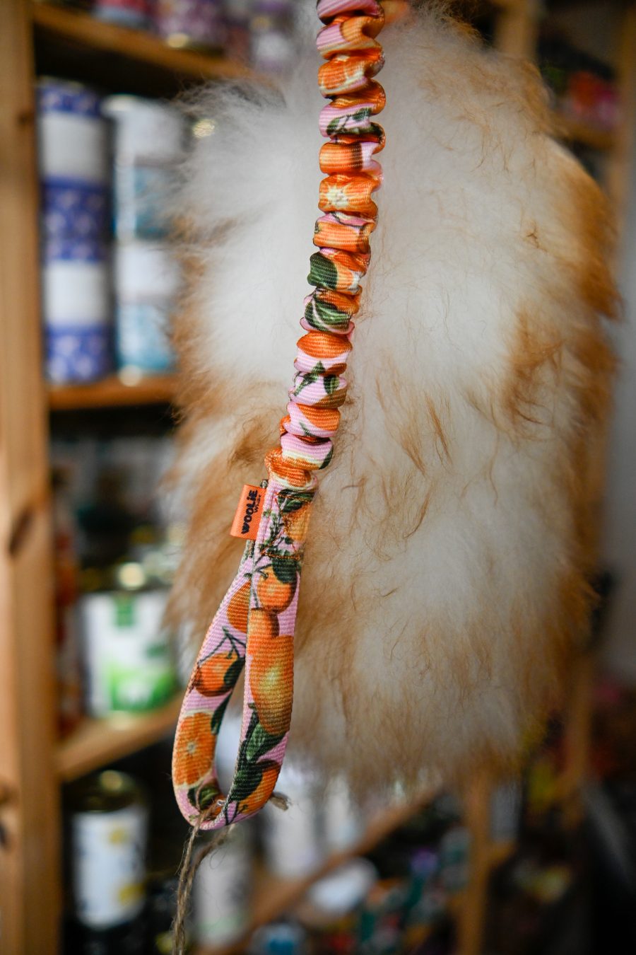 Woolie Whillie szarpak z beżowej wełny owczej, amortyzator rozm M długa taśma 65 cm pomarancze
