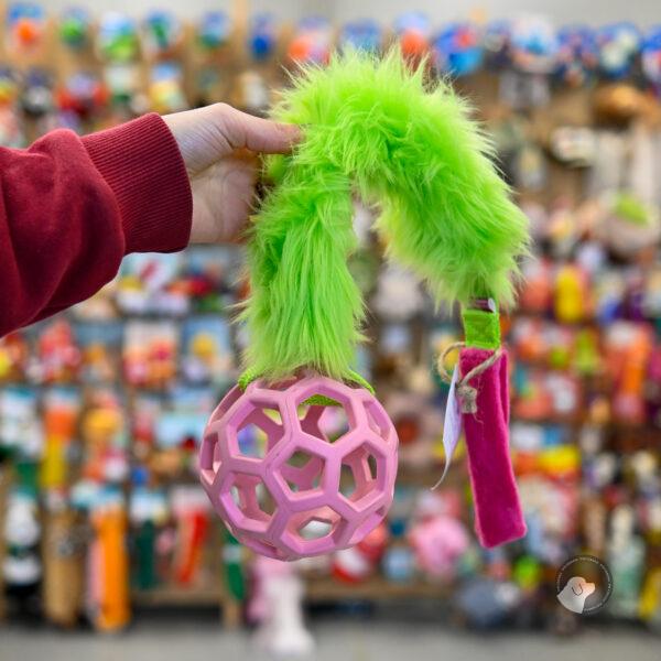 FURRY FRIENDS szarpak sztuczne futro z ażurką M na krótkiej rączce zielono różowy