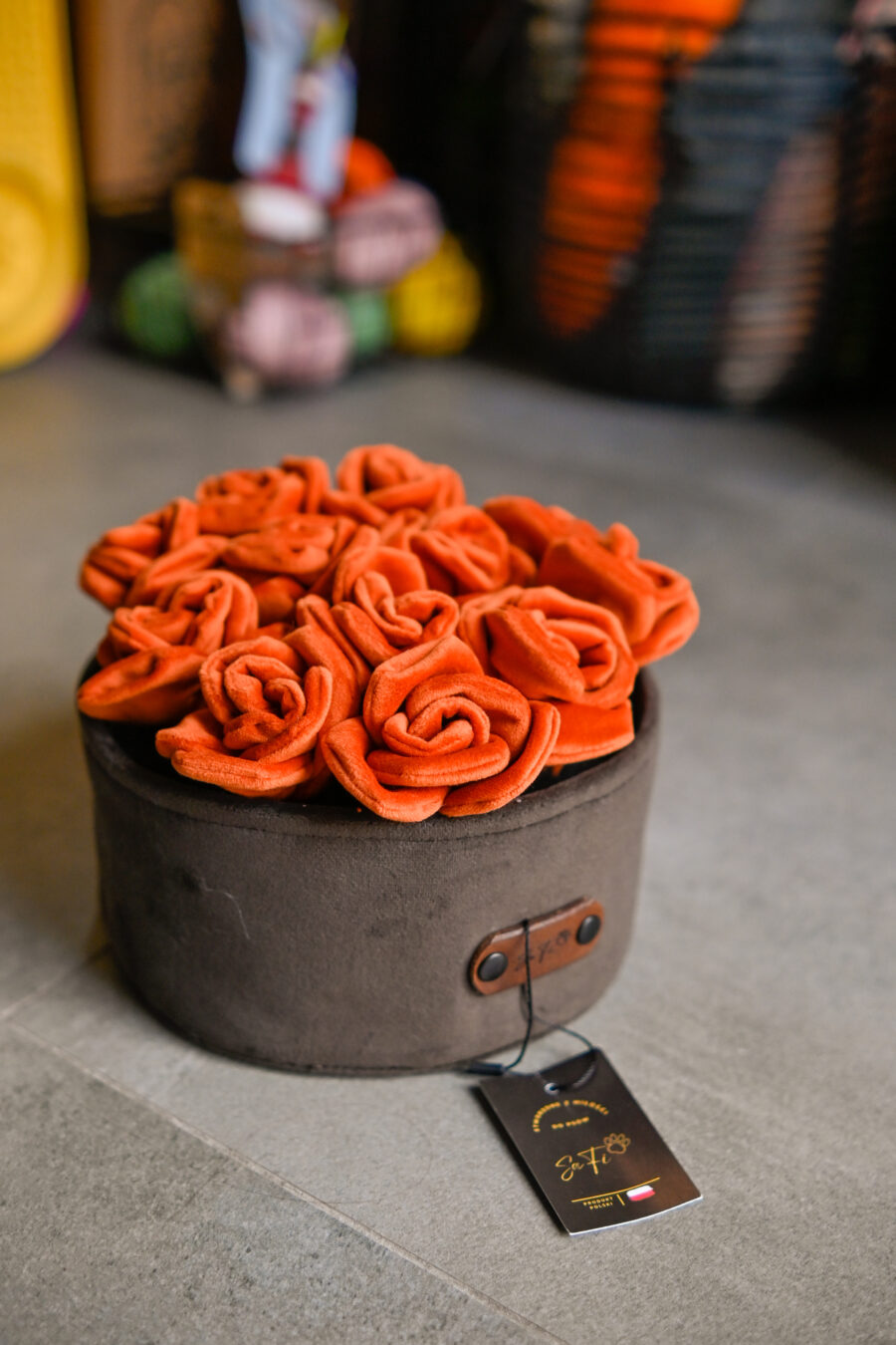 SAFI Zabawka Węchowa Flowerbox - pomarańczowe róże w brązowej doniczce