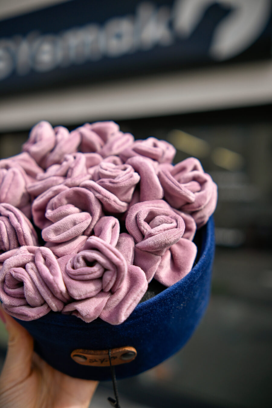 SAFI Zabawka Węchowa Flowerbox - różowe róże w granatowej doniczce