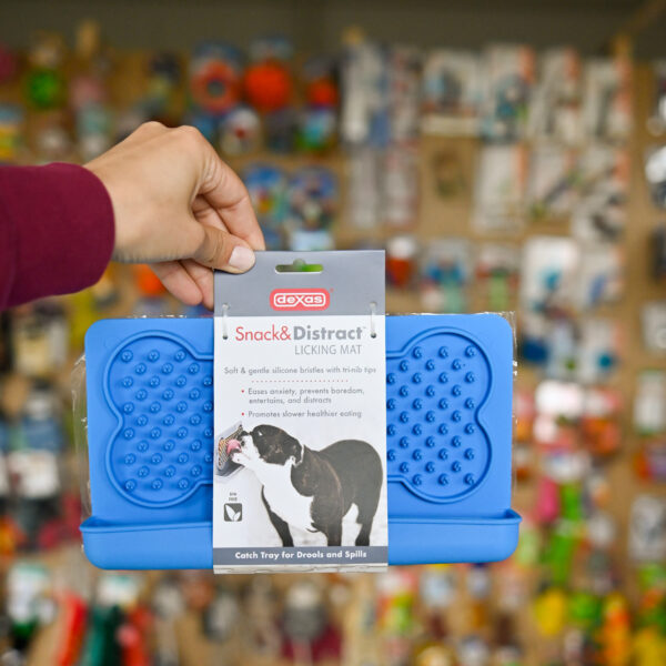 Dexas Snack & Distract - silikonowa mata do lizania z kieszonką, pozioma niebieska