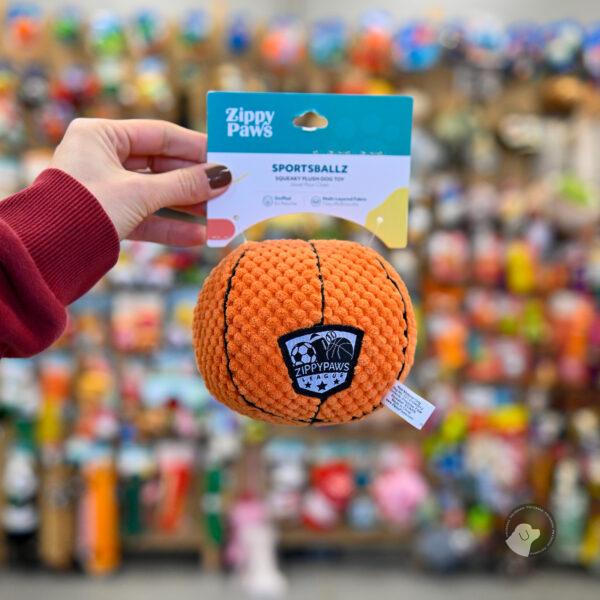 ZIPPYPAWS PIŁKA PLUSZOWA PIŁKA DO KOSZYKÓWKI - piszcząca zabawka dla psa