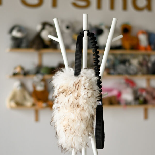 Valhaulla Handmade Szarpak z czarną rączką z amortyzatorem 90 cm i futrem owczym