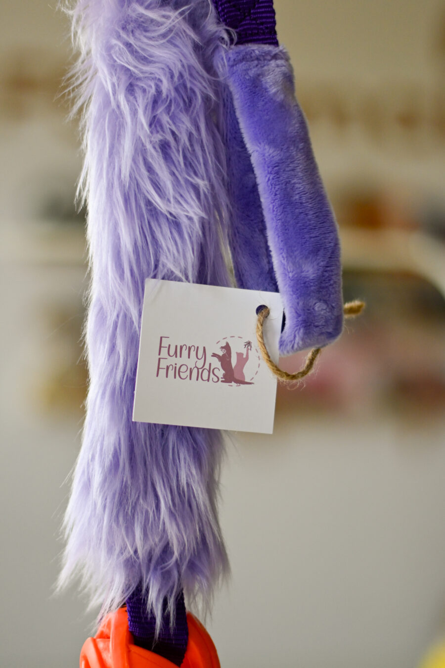 FURRY FRIENDS szarpak Sztuczne futro na długiej rączce szaro fioletowy - obrazek 2