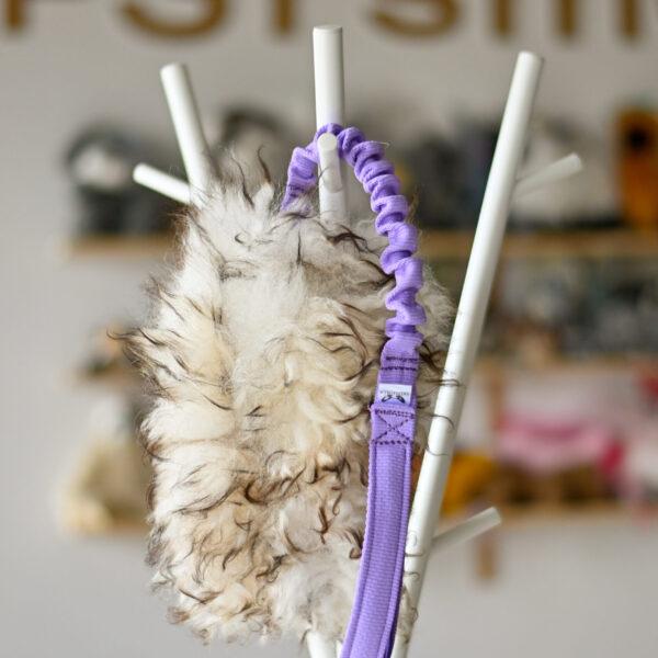 Valhaulla Handmade Szarpak z jasnofioletową rączką z amortyzatorem 65 cm i futrem owczym