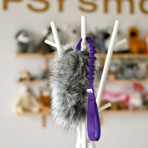 Valhaulla Handmade Szarpak z ciemno fioletową rączką z amortyzatorem 65 cm i futrem sztucznym