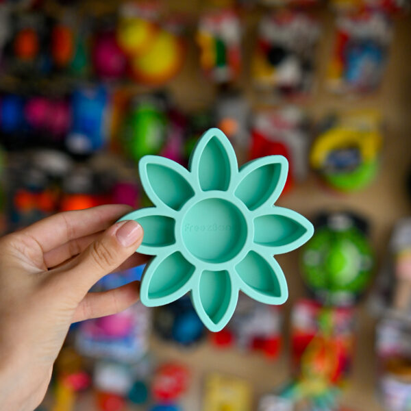 FREEZBONE FreezFlower - miętowa wytrzymała mata miska do wylizywania i mrożenia