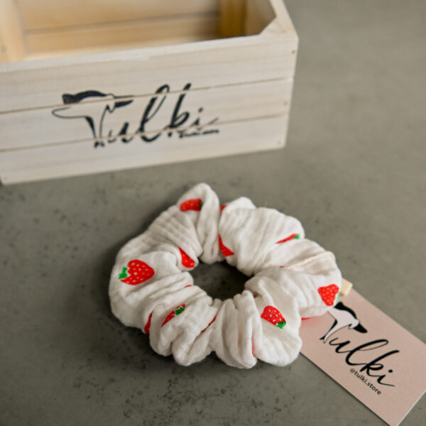 Tulki - frotka, gumka do włosów wzór śmietankowa w truskawki