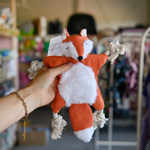 HAU NOW Zabawka dla psa lis ze sznurami i piszczałką