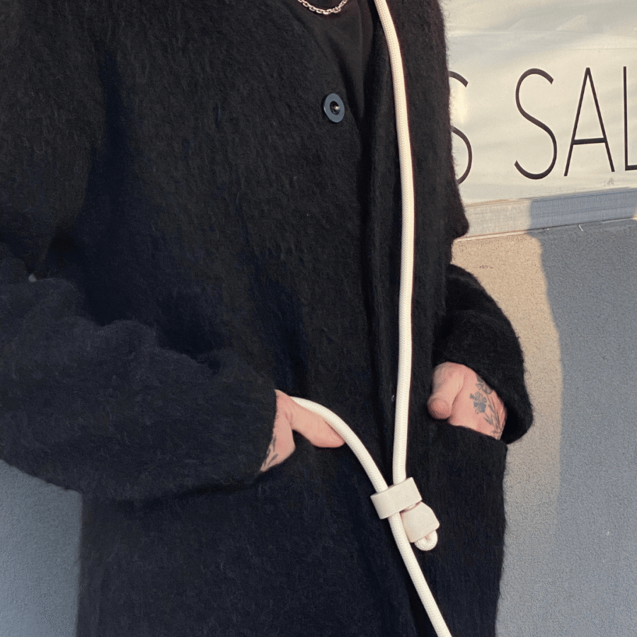 Gdy spacer staje się chwilą swobody – smycz Hands-Free od St Argo pozwala Ci być bliżej psa, mając wolne ręce i głowę. Wykonana z wyjątkowo miękkiej, plecionej mieszanki bawełny i poliestru, zachwyca lekkością, a jednocześnie jest trwała i odporna na codzienne użytkowanie. Można ją nosić przez ramię, zapiąć na biodrach lub używać jak klasycznej smyczy – elastyczna długość pozwala dostosować ją do każdej sytuacji. Idealna dla tych, którzy chcą mieć wolne ręce podczas spaceru – na przykład, by spokojnie napić się kawy, nie tracąc kontaktu z psem. Starannie dobrane silikonowe detale i klamra podkreślają nowoczesny, minimalistyczny charakter produktu. To klasa, która nie przemija z trendami. Długość 2,6 m daje psu swobodę, a opiekunowi pełną kontrolę w miejskim zgiełku i na spokojnym szlaku. To nie tylko smycz – to styl życia dla tych, którzy cenią wygodę, estetykę i bliskość z psem. Jeśli szukasz smyczy, która nadąży za Twoim rytmem życia i przy okazji świetnie wygląda – właśnie ją znalazłeś. Poczuj nową jakość codziennych spacerów! Dla jeszcze większej wygody i stylu warto uzupełnić zestaw o pasującą kolorystycznie saszetkę na smaczki St Argo – tworzy zgrany duet ze smyczą i sprawia, że nagradzanie psa staje się jeszcze prostsze.