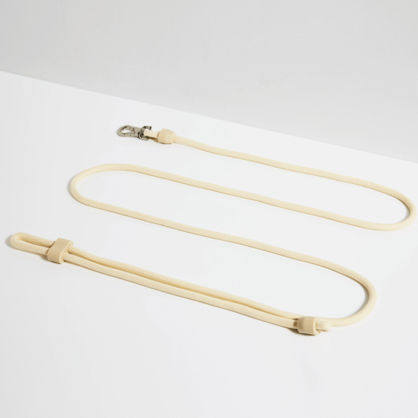 Gdy spacer staje się chwilą swobody – smycz Hands-Free od St Argo pozwala Ci być bliżej psa, mając wolne ręce i głowę. Wykonana z wyjątkowo miękkiej, plecionej mieszanki bawełny i poliestru, zachwyca lekkością, a jednocześnie jest trwała i odporna na codzienne użytkowanie. Można ją nosić przez ramię, zapiąć na biodrach lub używać jak klasycznej smyczy – elastyczna długość pozwala dostosować ją do każdej sytuacji. Idealna dla tych, którzy chcą mieć wolne ręce podczas spaceru – na przykład, by spokojnie napić się kawy, nie tracąc kontaktu z psem. Starannie dobrane silikonowe detale i klamra podkreślają nowoczesny, minimalistyczny charakter produktu. To klasa, która nie przemija z trendami. Długość 2,6 m daje psu swobodę, a opiekunowi pełną kontrolę w miejskim zgiełku i na spokojnym szlaku. To nie tylko smycz – to styl życia dla tych, którzy cenią wygodę, estetykę i bliskość z psem. Jeśli szukasz smyczy, która nadąży za Twoim rytmem życia i przy okazji świetnie wygląda – właśnie ją znalazłeś. Poczuj nową jakość codziennych spacerów! Dla jeszcze większej wygody i stylu warto uzupełnić zestaw o pasującą kolorystycznie saszetkę na smaczki St Argo – tworzy zgrany duet ze smyczą i sprawia, że nagradzanie psa staje się jeszcze prostsze.