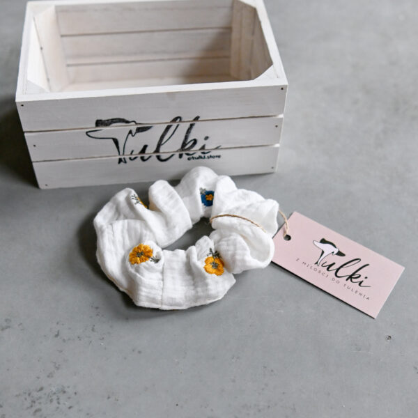 beżowa muślinowa frotka z haftowanymi kwiatami