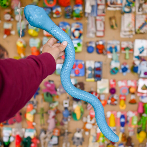 TRIXIE Snack-Snake duży, niebieski wąż na smakołyki dla psa TPR 59 cm