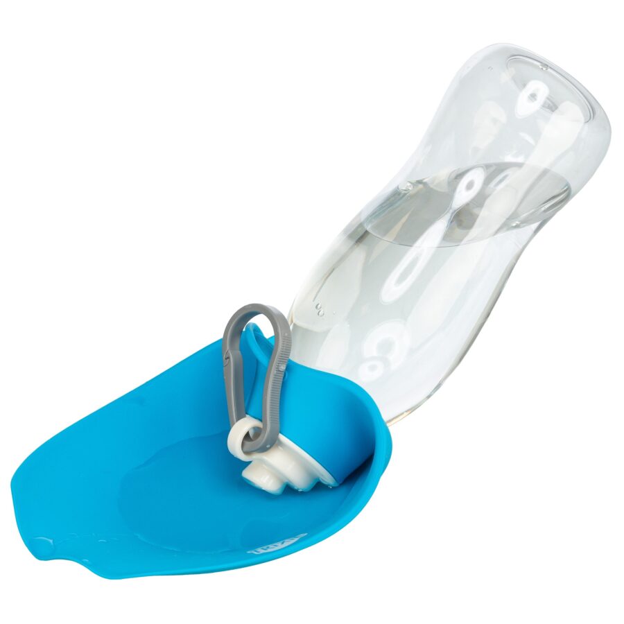 Trixie – Turystyczna butelka z miską dla psa, 0,55 l, plastik/silikon, mix kolorów Wygodne nawodnienie pupila w podróży i na spacerze! Praktyczna turystyczna butelka z miską marki Trixie to idealne rozwiązanie dla aktywnych opiekunów psów. Niezależnie od tego, czy wybierasz się na długi spacer, wycieczkę w góry, czy podróż samochodem – zapewnij swojemu psu świeżą wodę zawsze wtedy, gdy tego potrzebuje. Butelka wykonana jest z lekkiego plastiku i elastycznego silikonu, co ułatwia jej użytkowanie i przechowywanie. Dzięki przemyślanej konstrukcji miska stanowi jednocześnie nakładkę na butelkę, więc nie musisz nosić dodatkowych akcesoriów. Wystarczy nacisnąć butelkę, by napełnić miskę wodą – wygodnie, szybko i bez rozlewania. Cechy produktu: Pojemność: 0,55 litra Materiał: plastik / silikon Kolor: mix kolorów (wysyłany losowo) Praktyczna, składana miska Lekka i kompaktowa – idealna do plecaka lub torby Prosty sposób podawania wody w drodze Dbaj o nawodnienie swojego pupila, gdziekolwiek jesteście!