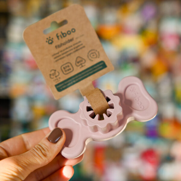 FIBOO Fibholder – uchwyt na podłużne smaczki dla psów różowy