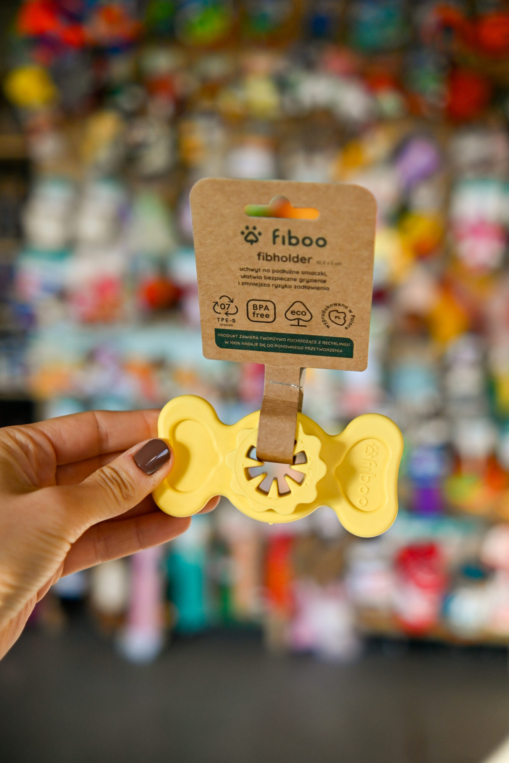 FIBOO Fibholder – uchwyt na podłużne smaczki dla psów żółty