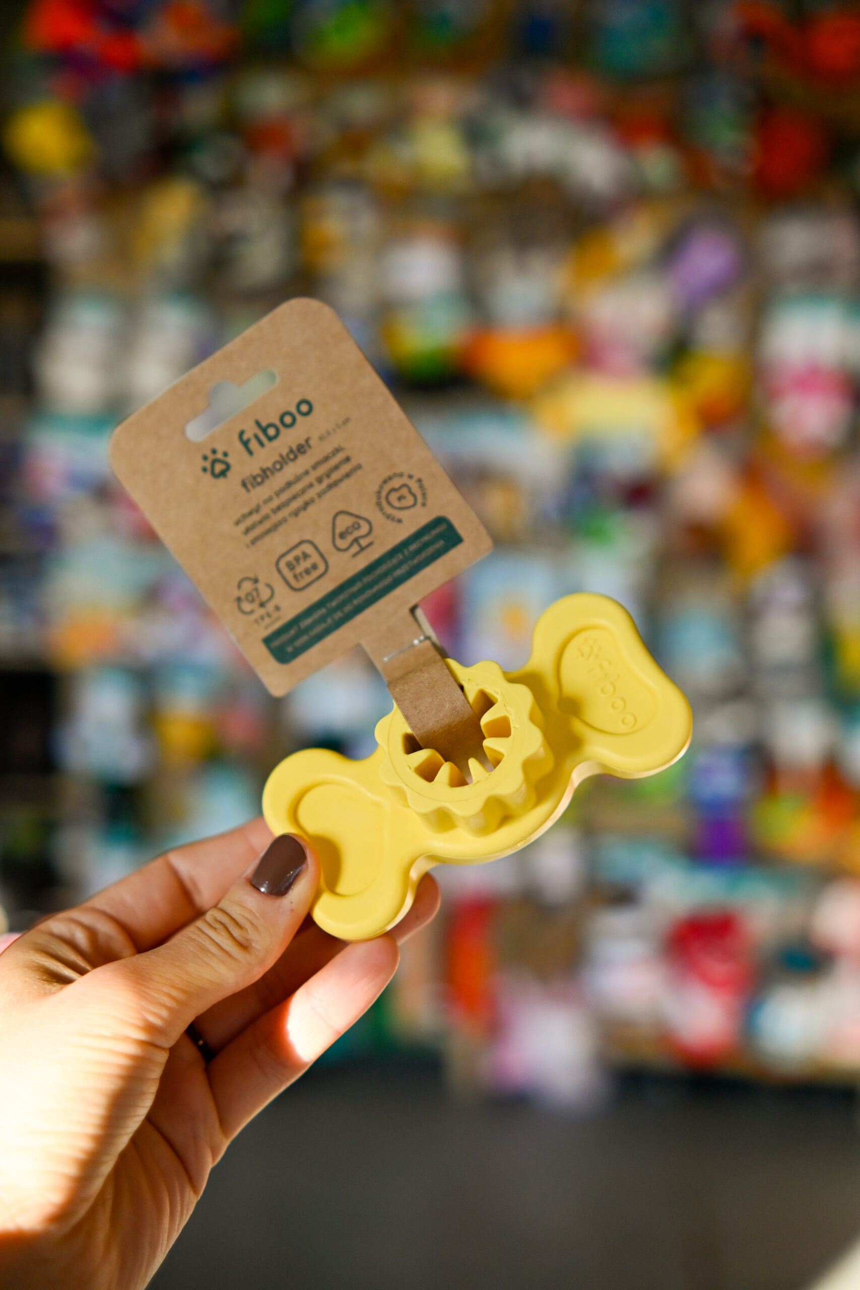 FIBOO Fibholder – uchwyt na podłużne smaczki dla psów żółty