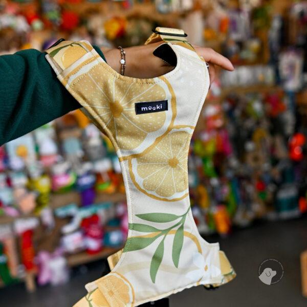 MOOKI - Szelki bezuciskowe we wzorze LIMONCELLO rozm XS-XL żółte