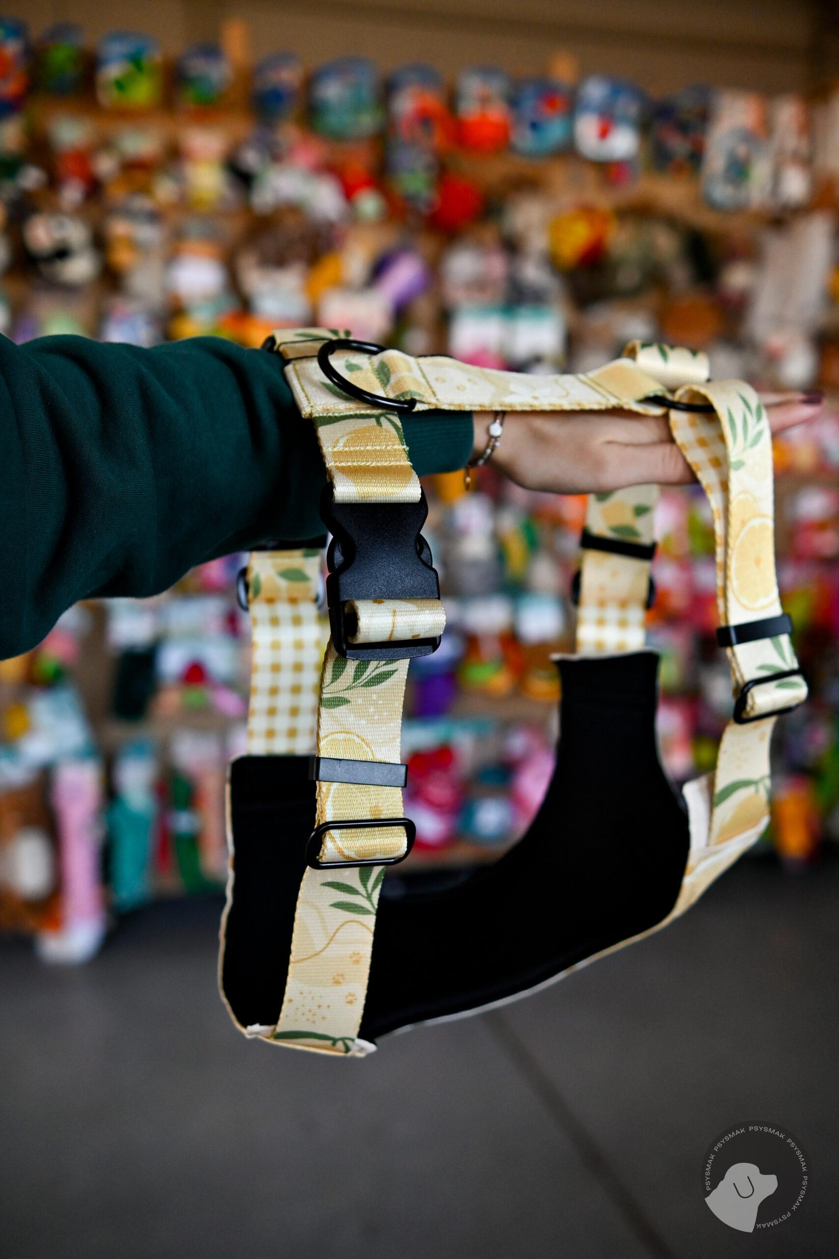 MOOKI - Szelki bezuciskowe we wzorze LIMONCELLO rozm XS-XL żółte