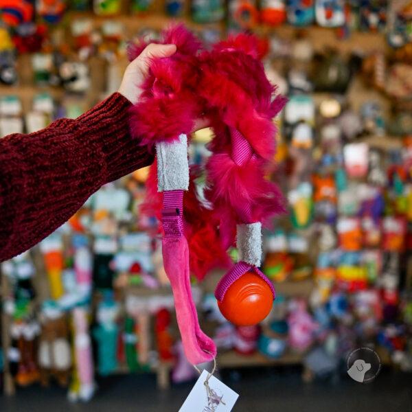 FURRY FRIENDS Szarpak pleciony z futrem kozy i piłką STRATO BALL różowa rączka