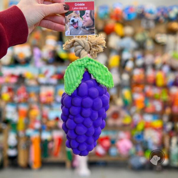 Flamingo Seezo Grape Toy - gumowa zabawka dla psa z efektami dźwiękowymi, winogrono