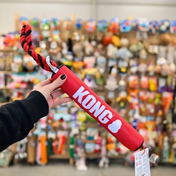 Kong Signature Stick with Rope M - Czerwony kijek z liną