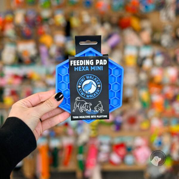 Kiwi Walker Hexa Feeding Pad Mini – mata do lizania dla psa i kota niebieska