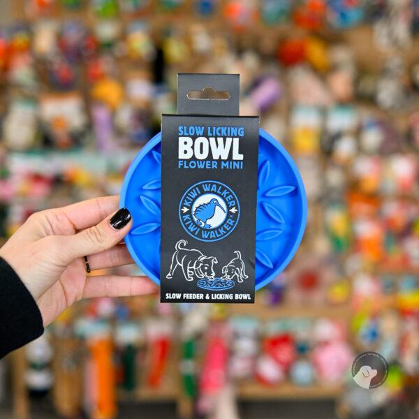 Kiwi Walker Slow Licking Bowl Flower Mini – miska spowalniająca jedzenie i lizanie dla psa i kota niebieska
