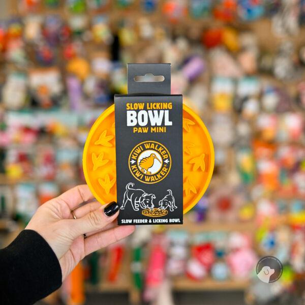 Kiwi Walker Slow Licking Bowl Paw Mini – miska spowalniająca jedzenie i lizanie dla psa i kota pomarańczowa