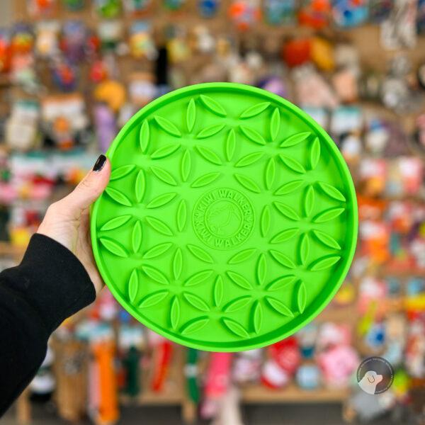 Kiwi Walker Slow Licking Bowl Flower Maxi – miska spowalniająca jedzenie i lizanie dla psa i kota zielona