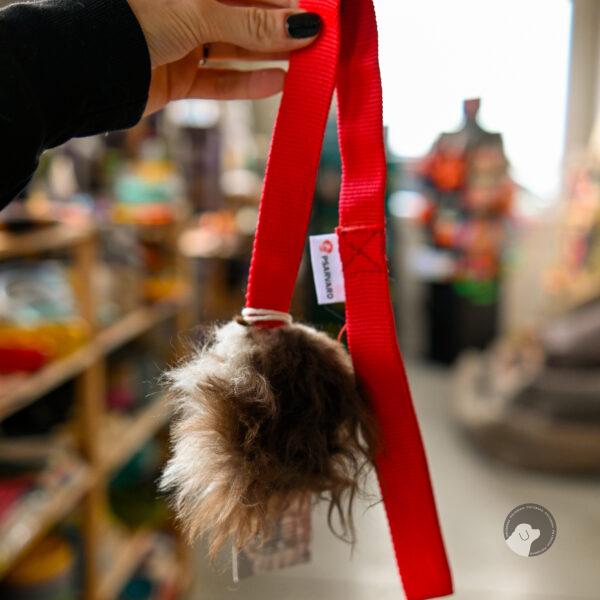 PSARVARD szarpak z futra owczego z piszczałką GLORIA MINI na czerwonej taśmie