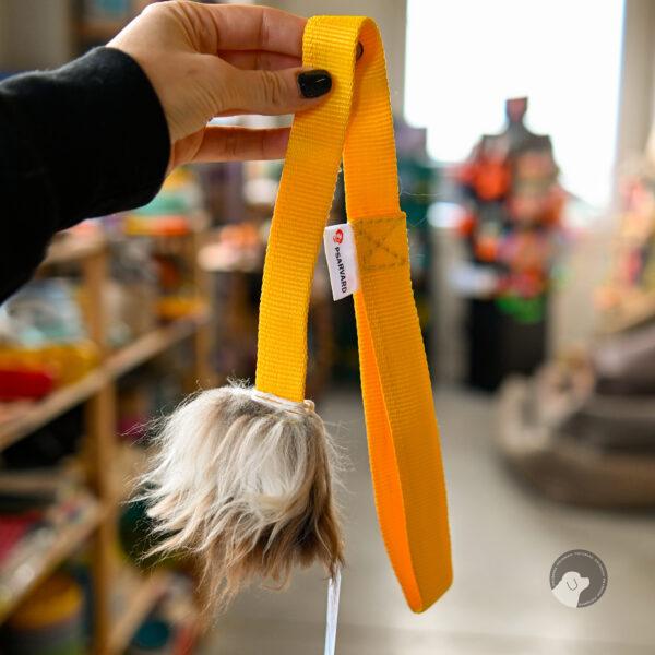 PSARVARD szarpak z futra owczego z piszczałką GLORIA MINI na żółtej taśmie