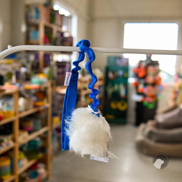 PSARVARD szarpak z futra owczego z piszczałką GLORIA MINI na niebieskiej taśmie z amortyzatorem