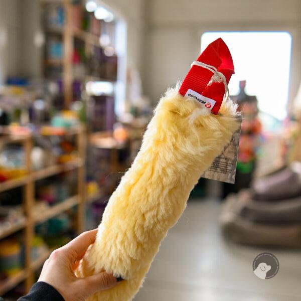 PSARVARD szarpak z owczego futra WALEC MIAMI na czerwonej taśmie