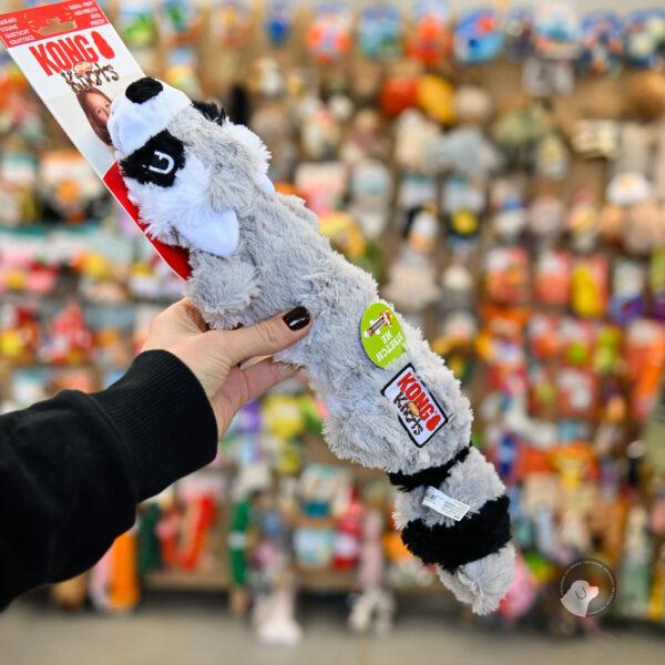 KONG Scrunch Knots Raccoon s/m - pluszowy szop bez wypełnienia z piszczałką