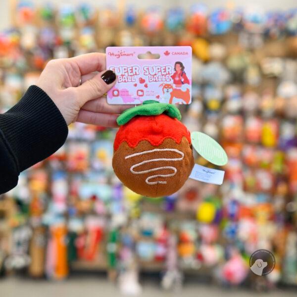 HugsmartWoof Love – Strawberry Chocolate Ball truskawka z piszczącą piłką kolczastą wewnątrz