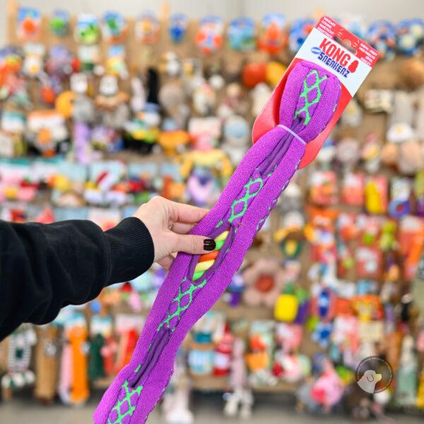 Kong Sneakerz Sport Tug with Rope - zabawka do przeciągania ze sznurem