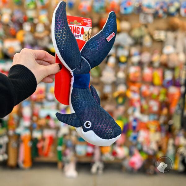 Kong Shakers Shimmy Whale M - Wieloryb z trzeszczącym ogonem
