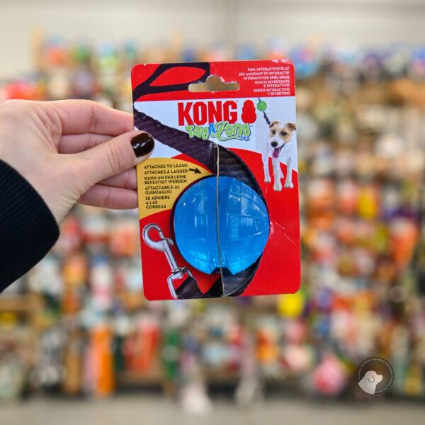 KONG® PIŁKA DLA PSA TAGALONG BALL Assorted M - piłka przyczepiana do smyczy