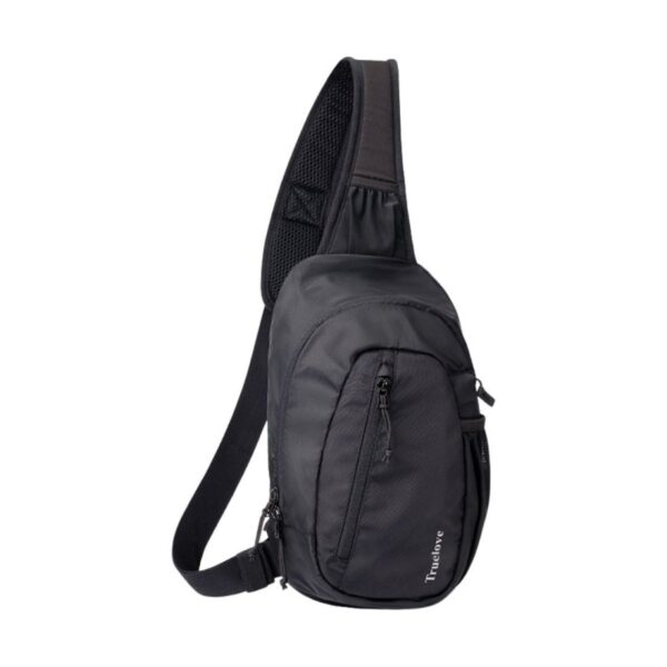 Saszetka na ramię nerka Truelove Trail Bag czarna Nerka Trail Truelove to Twój idealny towarzysz przygód. Ta ultralekka, a jednocześnie wykonana z odpornych na zniszczenia materiałów saszetka, została wyposażona w wygodną kieszeń na ramię na woreczki na psie odchody, zewnętrzną kieszeń zapinaną na zamek na telefon oraz elastyczną kieszeń boczną na butelkę z wodą. Wewnętrzna komora bezpiecznie przechowuje cenne przedmioty, takie jak portfel, klucze i telefon. W środku znajdziesz również bardzo praktyczne przegródki na drobiazgi. Zmieścisz w niej wszystko czego potrzebujesz. Idealna do zabawy na świeżym powietrzu, na treningi i wycieczki z psem! Wymiary: 30cm x 17 cm Cechy saszetki dla psa Trail Bag: Lekka i poręczna Wbudowana kieszeń na woreczek na odchody Zewnętrzna kieszeń na zamek błyskawiczny zapewnia szybki dostęp do telefonu Elastyczna kieszeń boczna - idealne miejsce na butelkę z wodą Bezpieczna wewnętrzna przegroda na portfel, klucze, paszport i inne drobiazgi