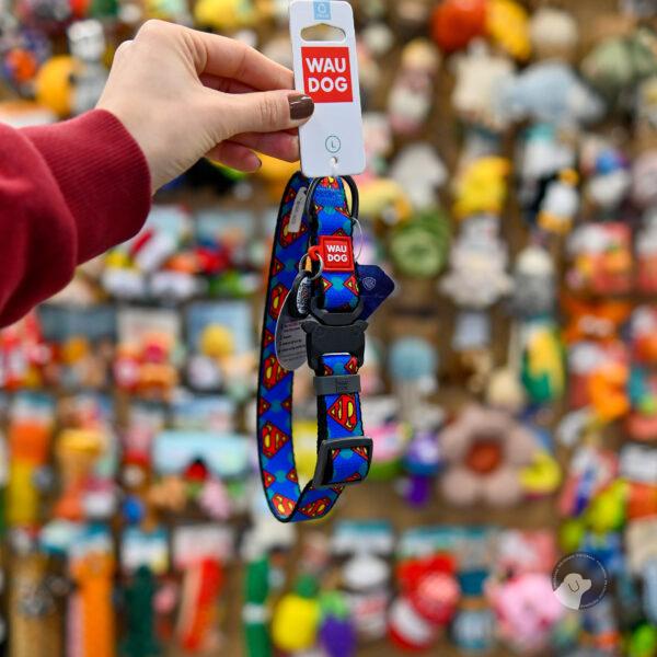 WAUDOG Nylon obroza dla psa nylonowa z QR-paszportem, wzor "Superman Logo", metalowa klamra fastex, szer. 25 mm, rozm L, dl. 33-49 cm