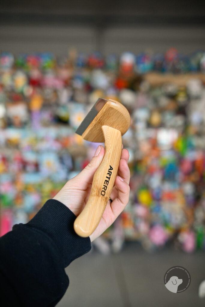 Artero Nature Floki Extreme Rake M - zgrzebło poprzeczne do krótkiej sierści i podszerstka