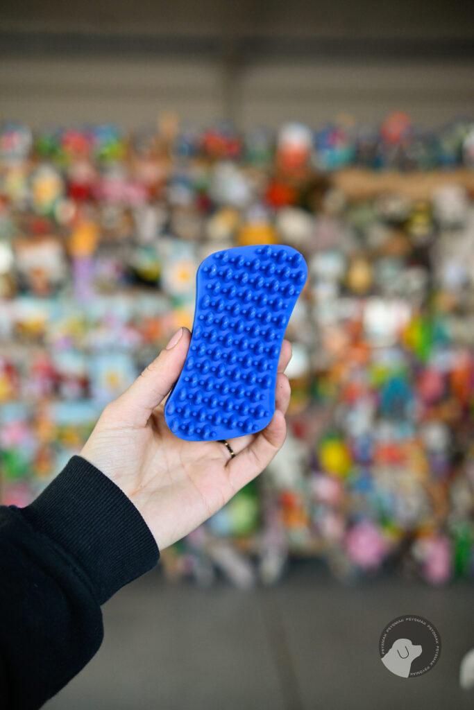 Pet+Me Soft Silicone Brush Blue - szczotka silikonowa dla małych psów z niewielką ilością lub bez podszerstka niebieska