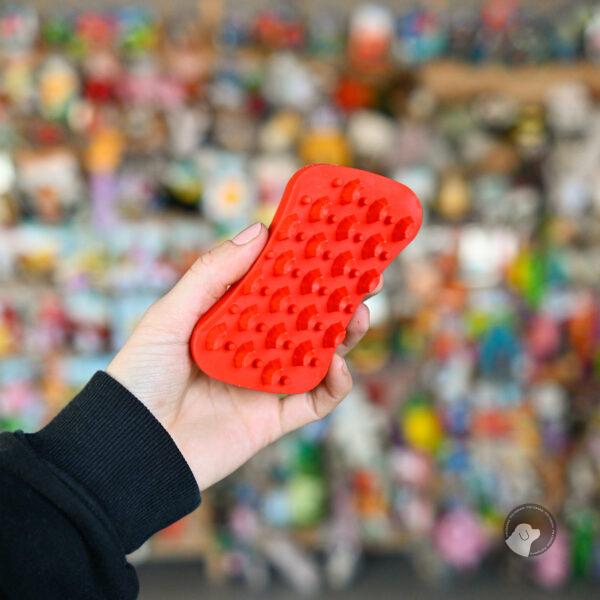 Pet+Me Firm Silicone Brush Red - szczotka silikonowa dla psa, do gęstej i długiej sierści z grubym podszerstkiem czerwona