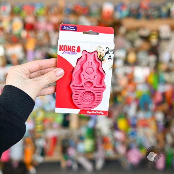 KONG® Zoom Groom Raspberry - Szczotka dla psa