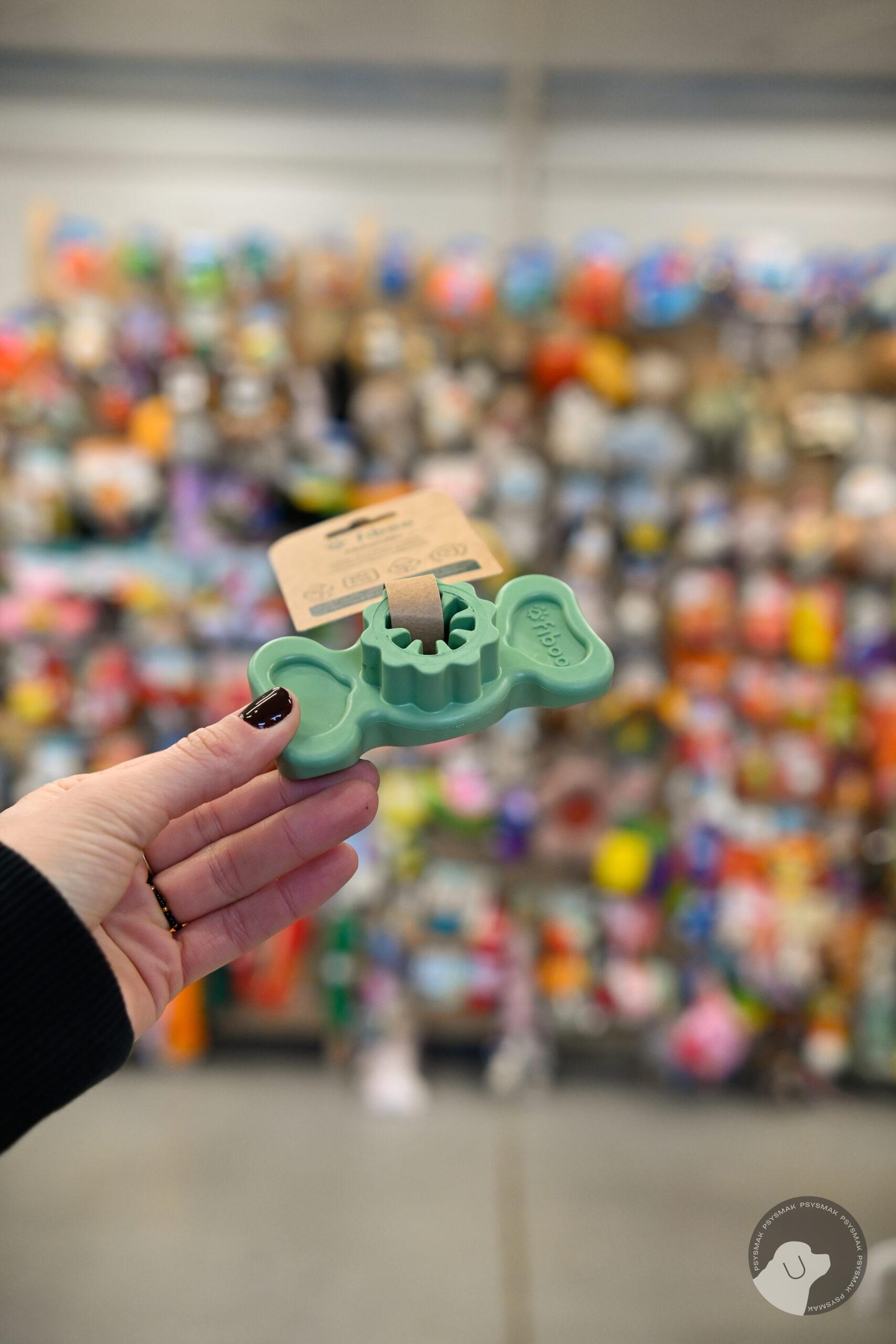 FIBOO Fibholder – uchwyt na podłużne smaczki dla psów Zielony