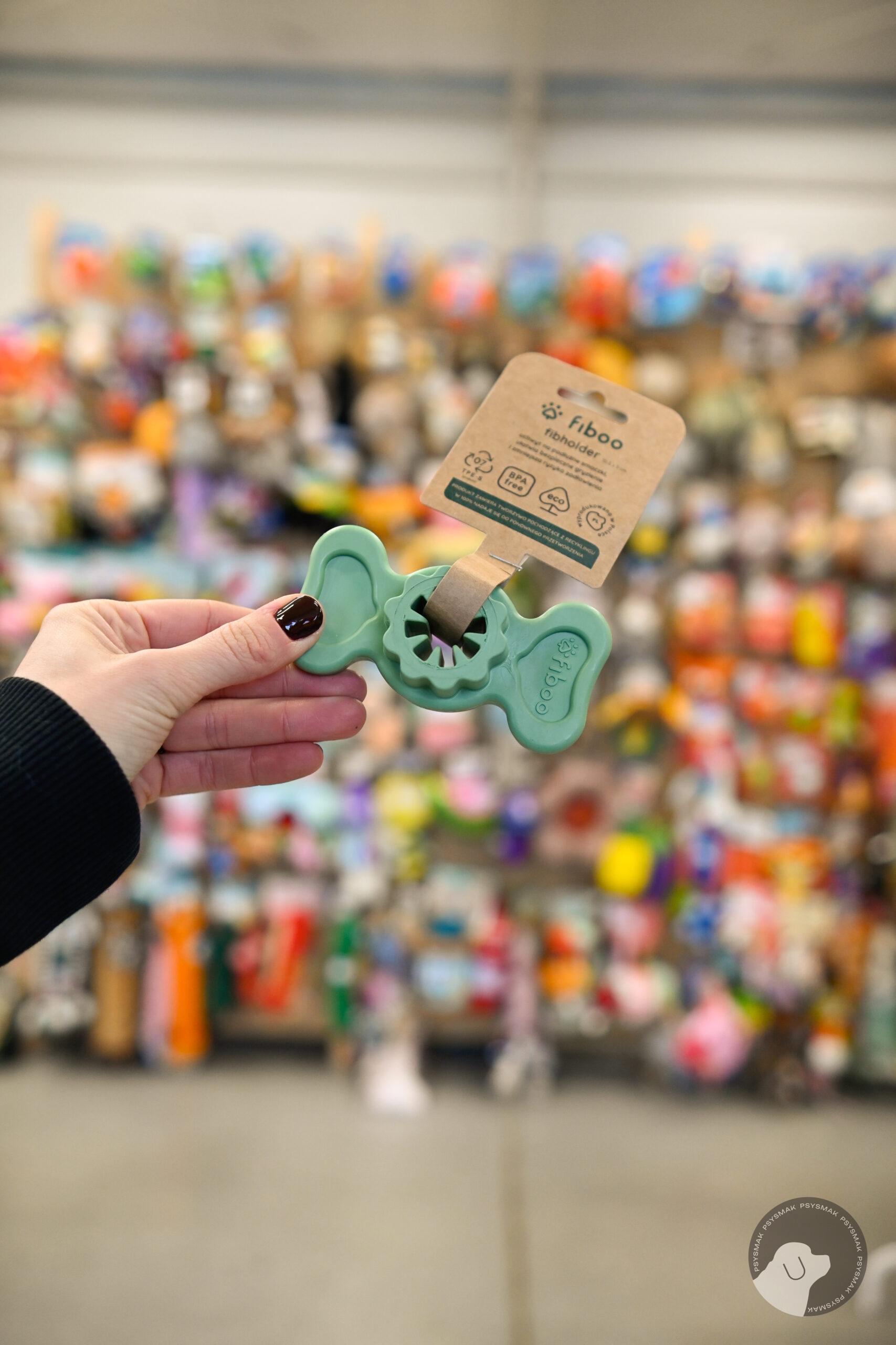 FIBOO Fibholder – uchwyt na podłużne smaczki dla psów Zielony