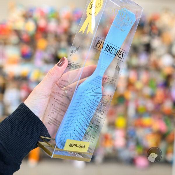 Madan Oblong Pin Brush - profesjonalna, podłużna szczotka z ergonomicznym uchwytem i metalową szpilką 22mm - Błękitny średnio miękka